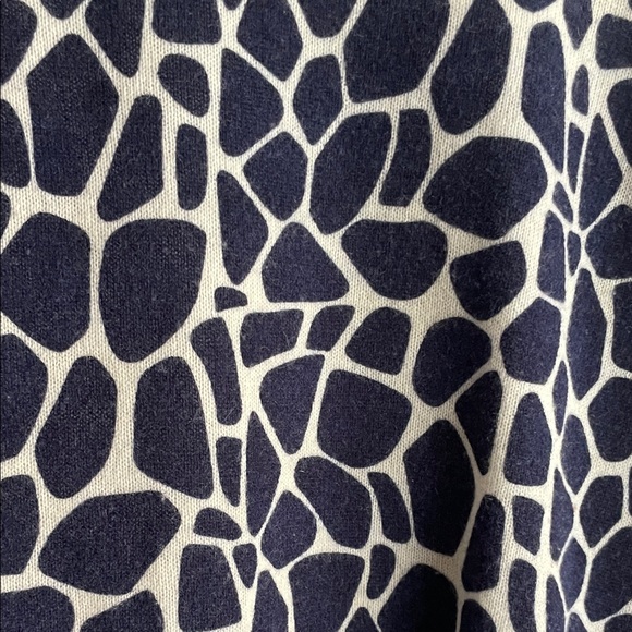 Equipment Femme Navy and White Giraffe Print Cashmere Sweater - Picture 4 of 4